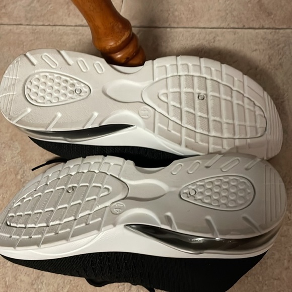 🆕Black Pony Sneakers - Picture 2 of 2